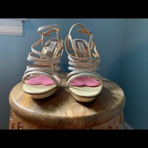Badgley mischka heels gold open toe with a pink heart